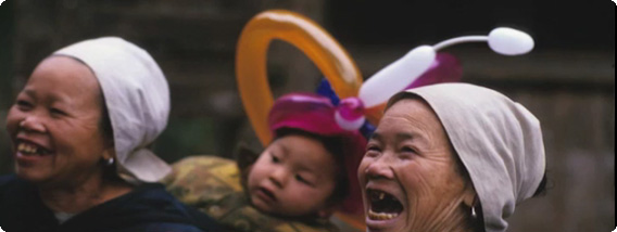 暗いニュースばかりで嫌気がさしたので、世界中を旅し風船帽子を被せてやった