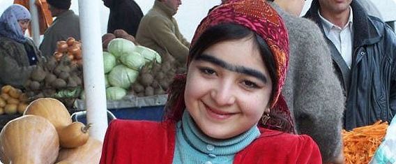 眉毛はつながっているほどセクシー度がアップするというタジキスタンの女性たち