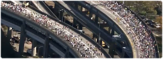 ごらん、人がゴミのよう。ニューヨークマラソンに参加したランナー4万人の流れを早回しで