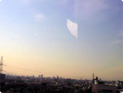 東京上空で雲が落下、謎の「オルタニング現象」が発生？
