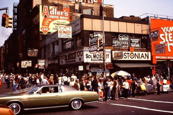 1980年。アメリカ、ニューヨークの街並みを撮影した写真