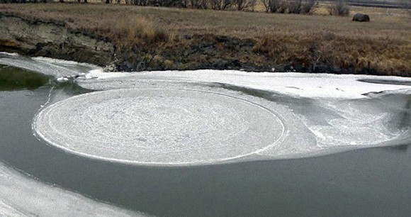 米ノースダコタ州に出現した直径16メートルの回転する巨大な氷のサークル