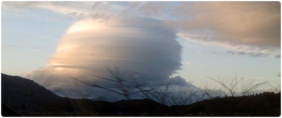 ４月４日、宮城県仙台上空に現れたレンズ雲がまるで「龍の巣」のようだと話題に