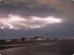 【動画】スパークリング！すごい光り方をする落雷映像（アメリカ）