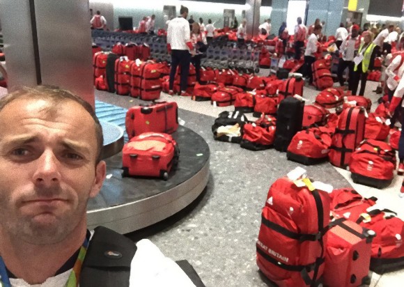 俺の赤いバッグどこ？ってわかるかー！同じバッグが大量に並ぶ、イギリスの空港で起きたオリンピック選手たちの悲劇