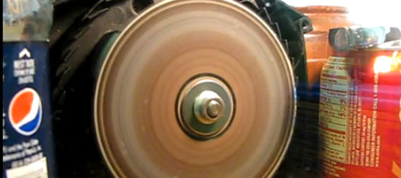 恐ろしい兵器が開発されていたのかも。高速回転でCD爆発させマシーン