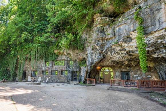 億万長者ならマストバイ。人里離れた山奥にある「世界で最も豪華な洞窟」が約3億円でナウオンセール！