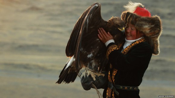 自然と共に生きる。子ども時代からイヌワシで狩りをするモンゴルの少年・少女の鷹匠たち。