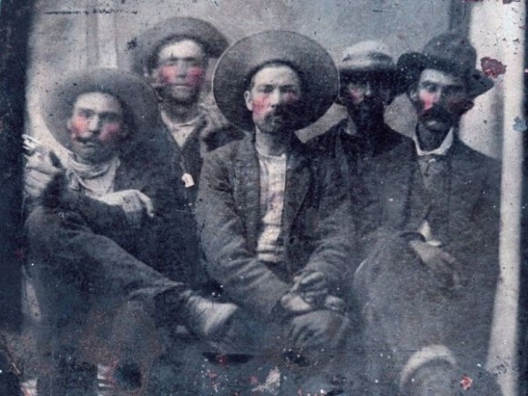 アメリカ、西部開拓時代の無法者、ビリー・ザ・キッドの写真がフリーマーケットで発見される？