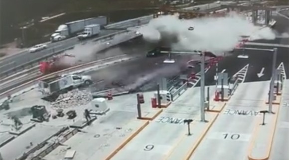 これはもう、ホラーです。高速道路でトレーラーが暴走し大炎上するという恐ろしい事故が発生（メキシコ）