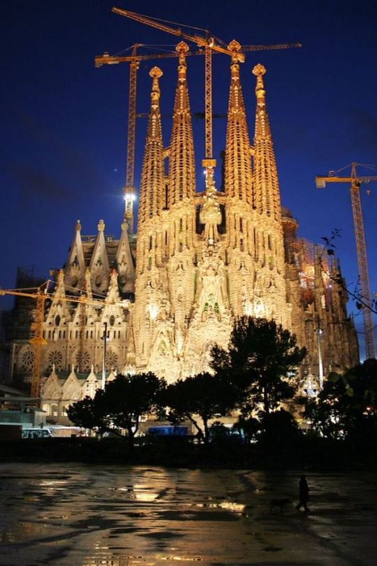 temple_expiatori_de_la_sagrada_familia_in_barcelona_23