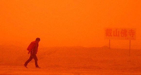 まるで世紀末都市。あたり一面を不気味なほど赤く染めた過去最悪の砂嵐（中国北西部）