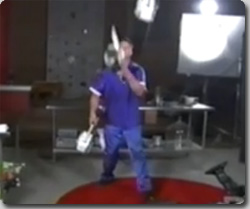 電動ノコギリ３台でジャグリングするジグソーマン