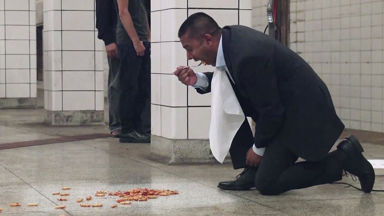 地下鉄構内の床にパスタをぶちまけそれを食べる。掃除機会社の部長が行った驚きのパフォーマンス