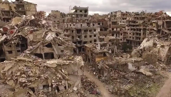 内戦で破壊しつくされたシリア、ホムスの町の様子をドローンカメラで撮影した映像