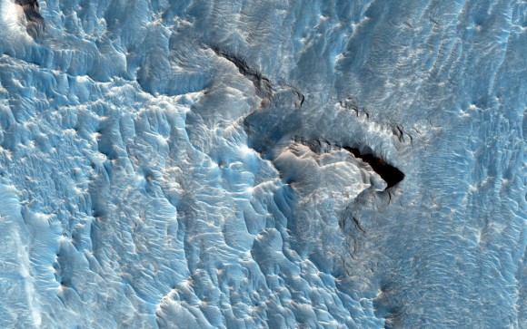 火星なのに茶色くないだと？NASAの火星探査機が撮影した一面ブルーの世界「オーレウム・カオス」