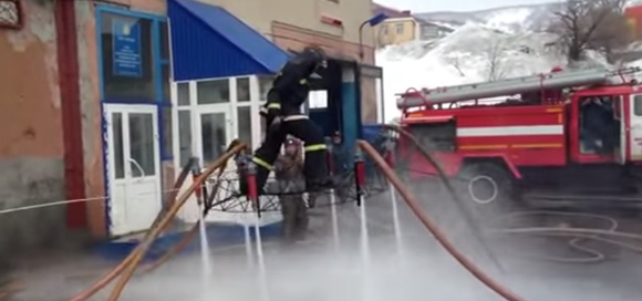 ロシアの消防士たちが遊びに本気を出した。消防ホースでアイキャンフライ