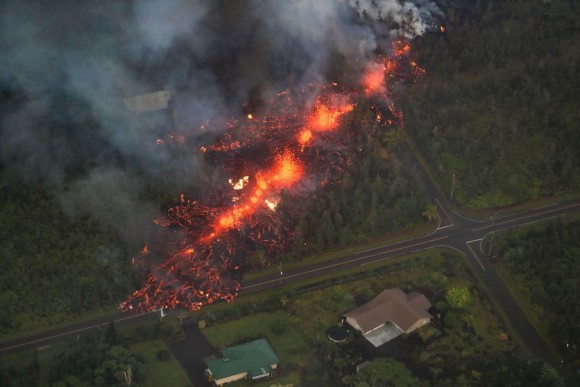 激しい噴火を繰り返す、ハワイ島キラウエア火山。なぜハワイの人々は溶岩の前に植物を置くのか？