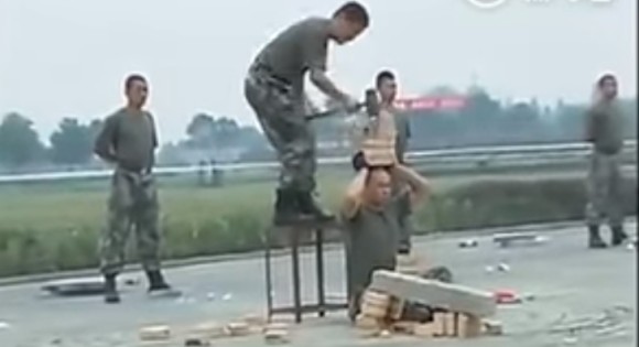 中国人民解放軍の訓練が自虐的すぎた。