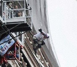 エッフェル塔からインラインスケートでジャンプ！ 自由落下で世界記録更新