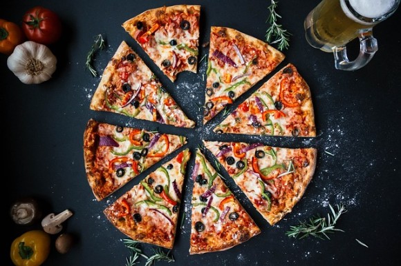 ピザの大1枚と中2枚、どっちを注文した方が量的（面積的）にお得？海外のツイッターで盛り上がっていた件