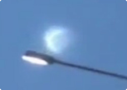 【動画】ロシア、モスクワ上空に現れたホワンとしたUFO。ガス状の輪が膨らみなかから光を放つ物体が。