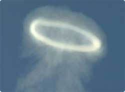 ヨーロッパ最大の活火山、エトナ山が生み出した見事な円形の蛍光灯型の煙