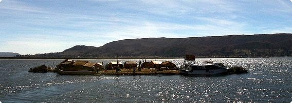 チチカカ湖に生える葦（あし）で出来た浮島「ウロス島」に住む人々
