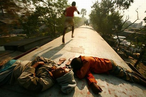 harrowing_bangladesh_train_hopping_images_19