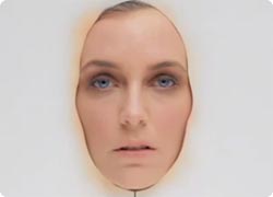女性の顔に一年分の化粧を一度に塗ってみるとどうなるか実験してみた