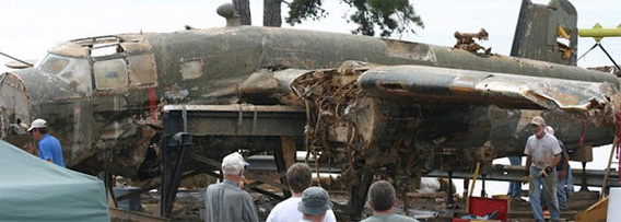 湖から引き揚げられたB25爆撃機（米サウスカロライナ州）