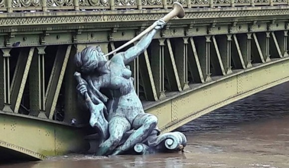 レ・ミゼラブル。大豪雨によりセーヌ川が氾濫。ルーブル美術館では美術品を移動