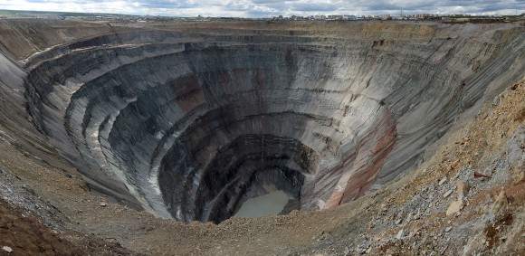 地球に空いた巨大な穴をのぞきにいこう ロシアにあるダイヤモンド採掘穴 ミール鉱山 を訪ねて 19年3月18日 Biglobeニュース