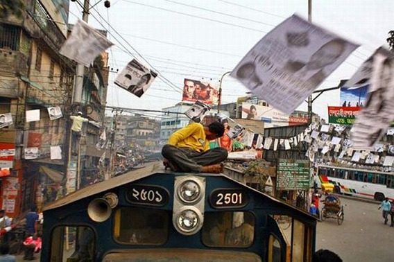harrowing_bangladesh_train_hopping_images_15