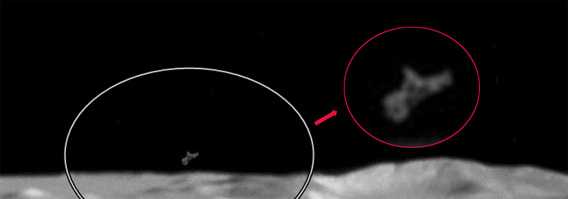 月の表面に浮いた奇妙な物体をとらえたルナーオービターから送られてきた画像