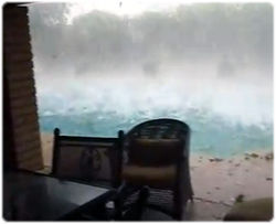 エクストリームな嵐！！どでかい雹（ヒョウ）が自宅を襲う（米・ジョージア州）