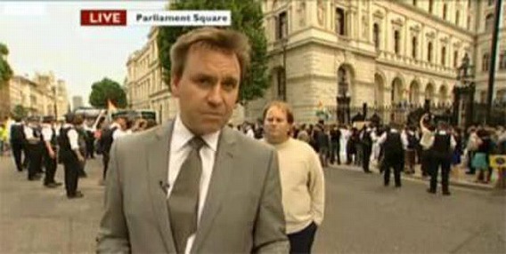 fat_guy_in_the_backgrounds_of_every_newscast_640_06