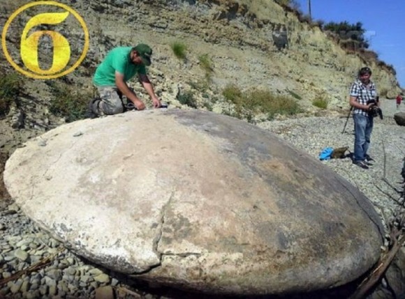 UFOの化石？100万年前の石化した円盤型物体が発見される（ロシア）