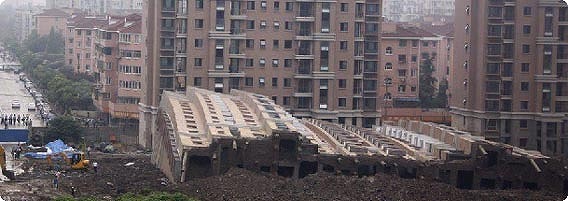 中国で13階建てのマンションが建物の原型をとどめたまま横倒しに。その原因が明らかに