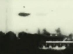 1948年、アメリカ空軍がUFOを撃墜し乗組員を回収する映像（2011年公開）