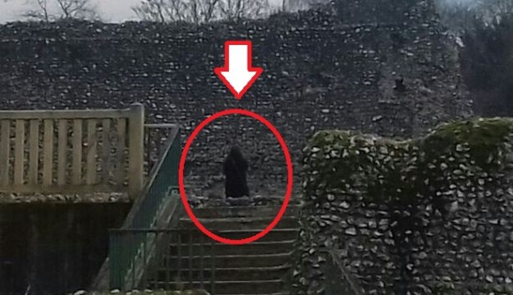 その姿、シスの暗黒卿のごとし。古城で写真を撮ったら黒マントの奇妙な人物が写っていたので専門家が調査に乗り出した結果(イギリス)