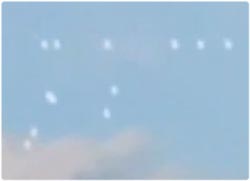 3月26日、福島第一原発の上空を撮影した映像に映りこんだ変則的な動きをする白色の未確認飛行物体群