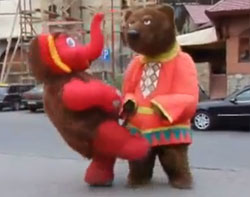 クマVS象、白昼堂々路上にてグタグタ格闘