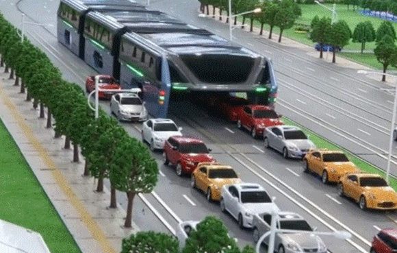 車飲みこんどるやないけ！渋滞中でもスイスイ進める未来型公共バスがハイテクエクスポで発表される（中国）