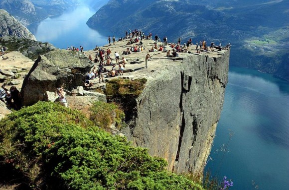 断崖絶壁感が半端ない！一歩間違えば転落必至な崖っぷちの展望台、ノルウェー「プルピット・ロック」