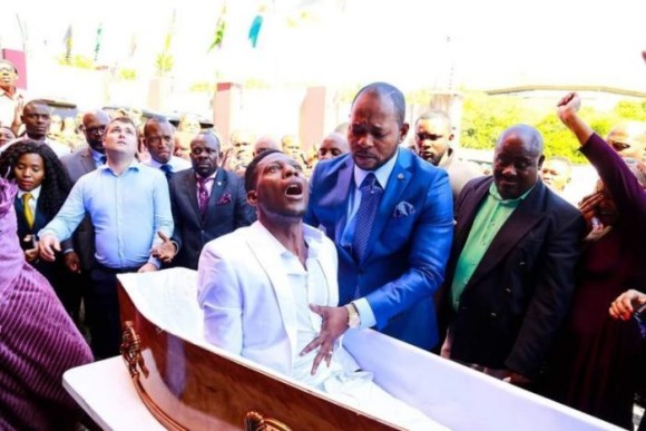 死んだ男性が生き返った！？お棺から死者の復活を演出する牧師（南アフリカ）