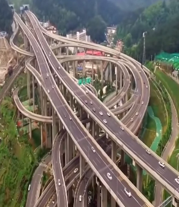 これどんなローラーコースター？5層の高速道路が重なりあって8方向に向かう中国の巨大インターチェンジがすごい