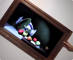 額縁を傾けると中の絵がコロコロ転がる不思議な絵画