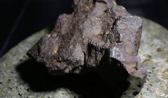 30年間ドアストッパーとして使われていた石が、1000万円を超える値打ちものの隕石だった件（アメリカ）