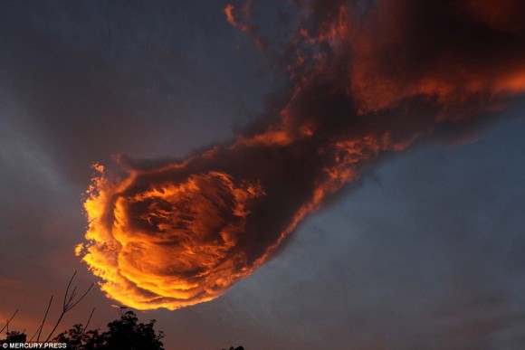 神の手？悪魔の手？怒りの炎拳にも似た驚くべき形状の雲がポルトガルの上空に出没する
